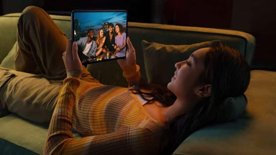 ragazza che guarda film su OPPO PAD 5