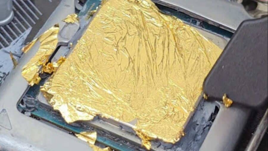 Un processore coperto da sottili foglie d’oro è montato sulla scheda madre durante un esperimento di raffreddamento alternativo.