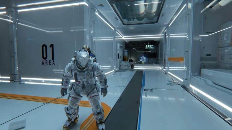 Hugh in tuta spaziale si trova in un corridoio sterile e luminoso della struttura lunare, con pareti bianche, luci lineari e pannelli futuristici sullo sfondo.