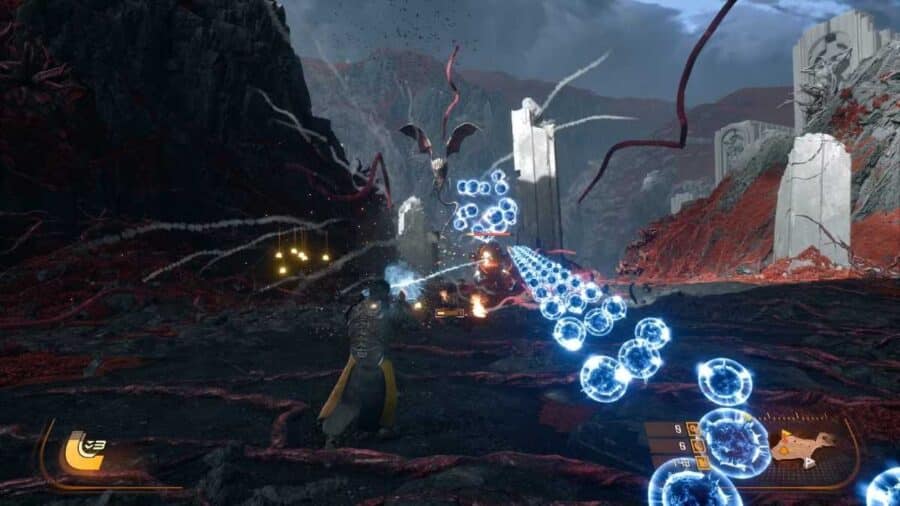 Combattimento in terza persona in Saros con il protagonista che affronta nemici volanti e sfere energetiche blu in un’arena aperta.