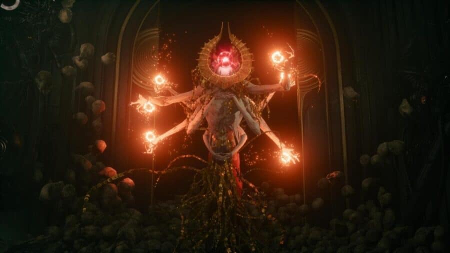 Boss di Saros sospeso in una sala oscura, con corpo rituale e molteplici sfere infuocate tra le mani.