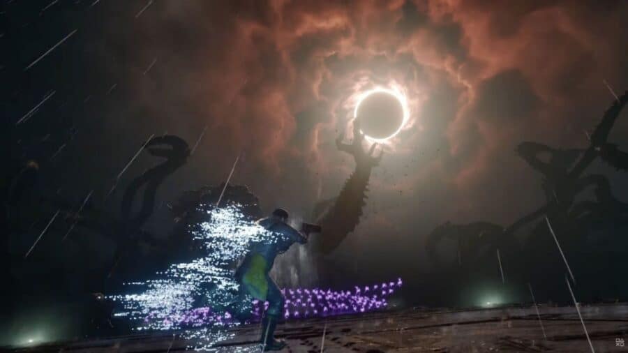 Sequenza d’azione in Saros con il protagonista che scatta sotto la pioggia verso una gigantesca creatura in controluce davanti a un’eclissi.