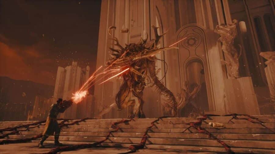 Il protagonista di Saros combatte contro una creatura alta e scheletrica su una scalinata monumentale, sparando raggi energetici rossi.