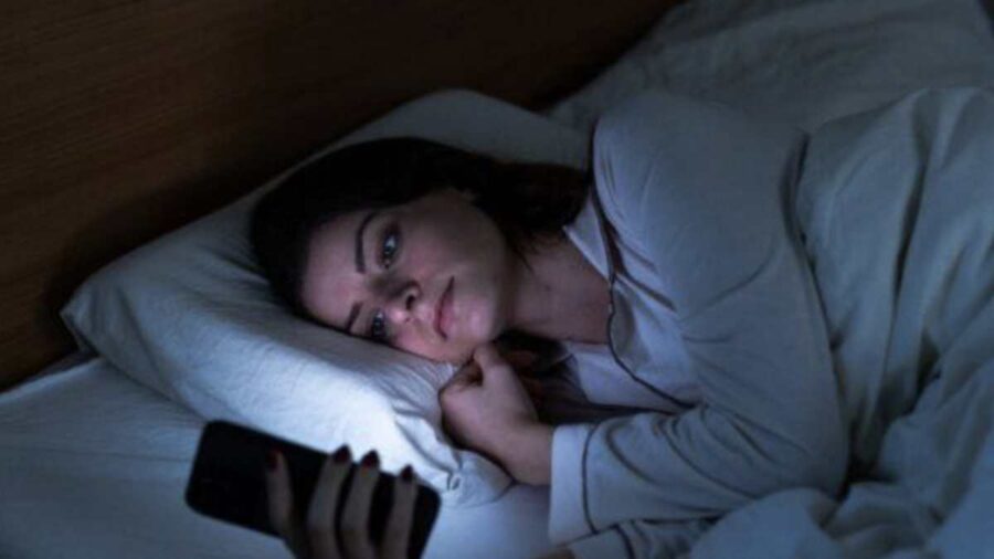 Smartphone letto (www.mistergadget.tech) 2026 04