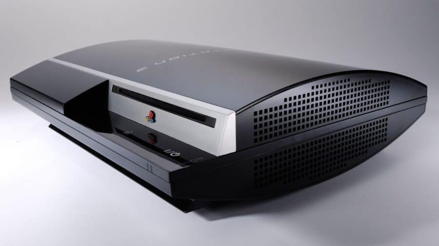 PlayStation 3 nera lucida fotografata di tre quarti su sfondo neutro, con design bombato originale e prese d’aria laterali ben visibili.