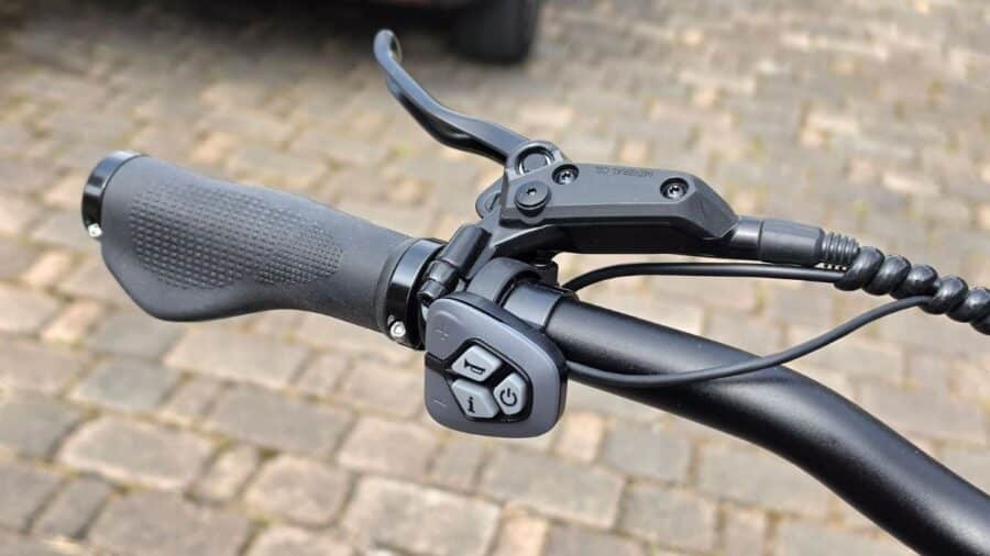 Freni idraulici a disco con rotori da 180mm anteriore e posteriore