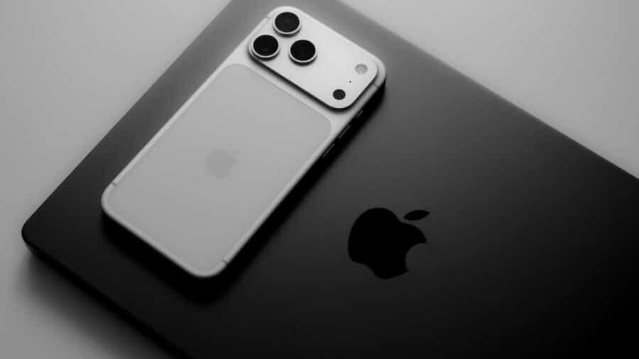 IPhone 17 Pro Max appoggiato ad un MacBook