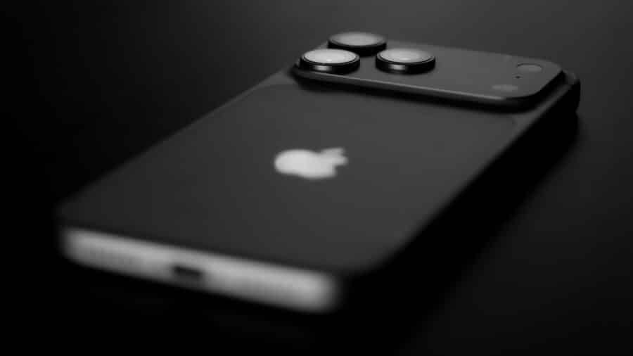 Iphone 17 pro max appoggiato su un tavolo, mostrando la parte posteriore