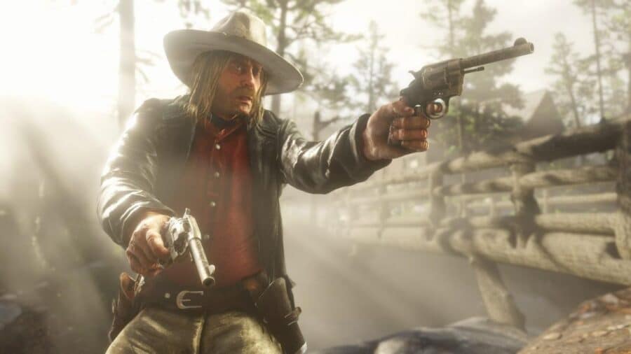 Micah Bell impugna due revolver in una scena di Red Dead Redemption 2, illuminato dalla luce del sole in un accampamento di frontiera.