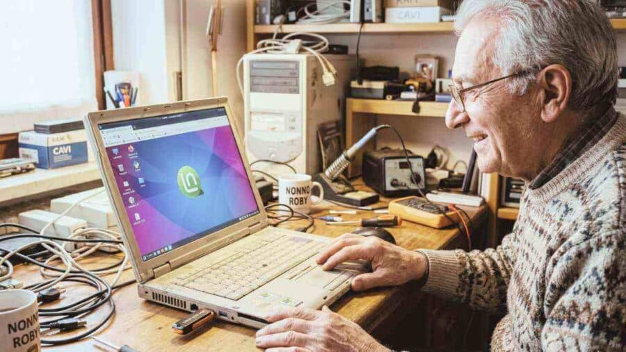 Uomo al pc 09042026 Mistergadget.tech