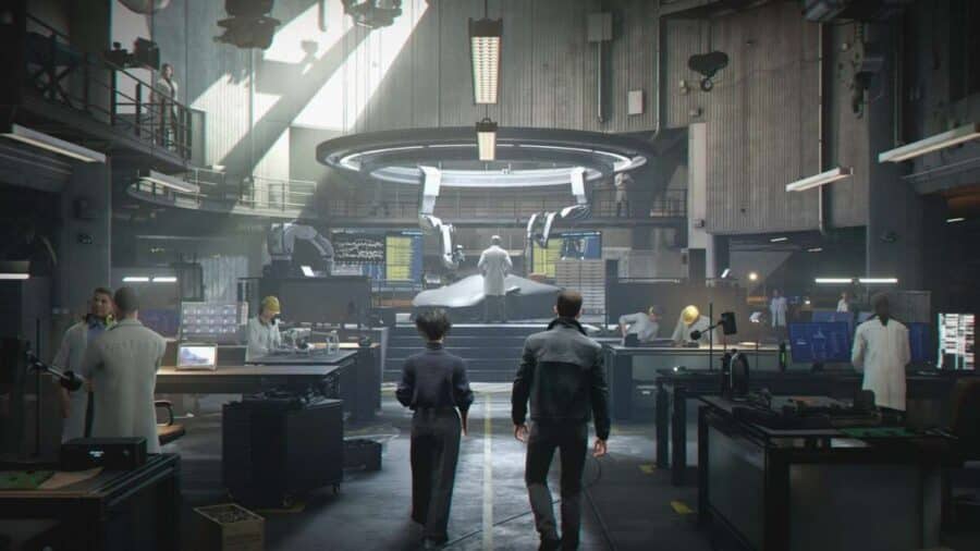 Laboratorio hi-tech con tecnici e scienziati attorno a una vettura coperta, mentre due personaggi avanzano verso una piattaforma centrale in un ambiente industriale futuristico.