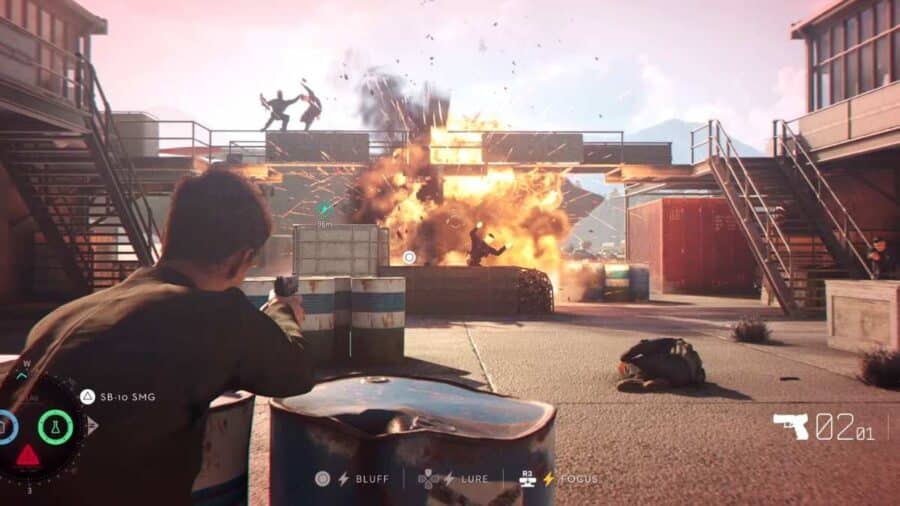 Sequenza di gameplay in terza persona con James Bond armato dietro una copertura mentre un’esplosione devasta una struttura sopraelevata in un’area industriale.