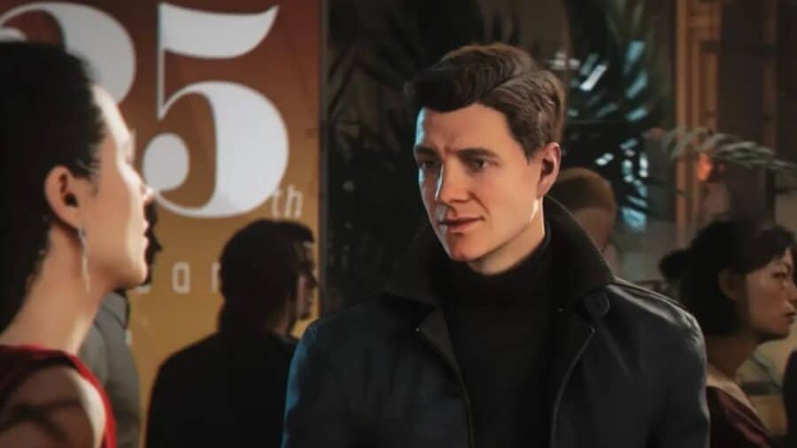 James Bond conversa con una donna durante un evento mondano in 007 First Light, in un ambiente elegante e affollato.