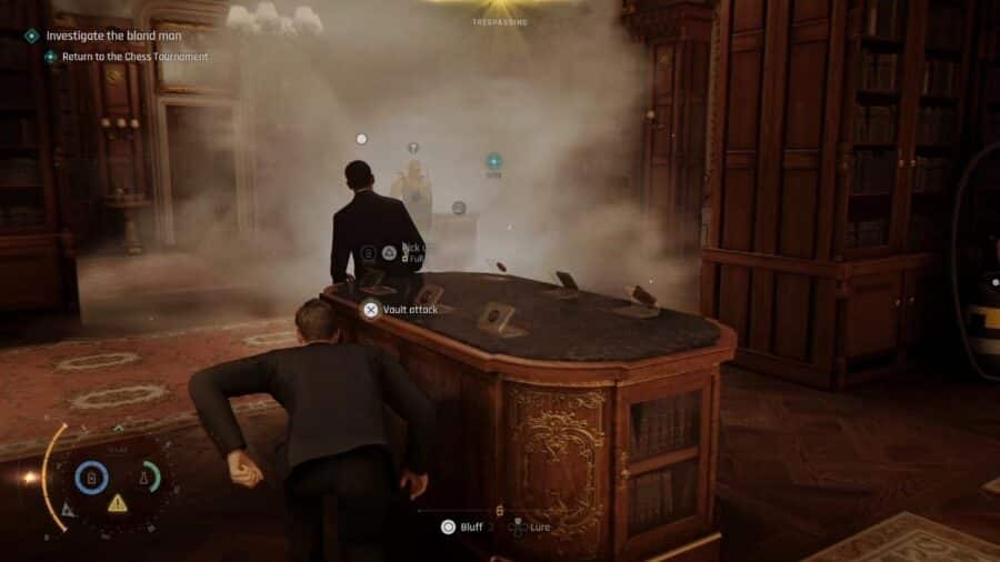 James Bond si muove in copertura dentro una biblioteca elegante durante una missione stealth di 007 First Light.