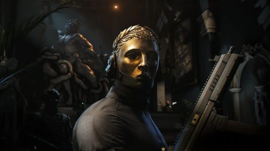 Guardia mascherata con pistola in 007 First Light, all’interno di un ambiente scuro e lussuoso con statue sullo sfondo.