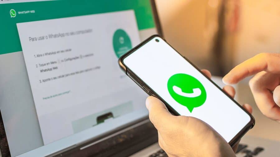 WhatsApp introduce il design Liquid Glass nelle chat