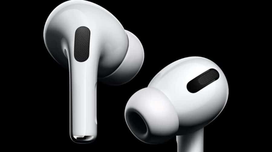 Primo piano di due auricolari true wireless Apple bianchi su sfondo nero, con gommini in silicone e finitura lucida.