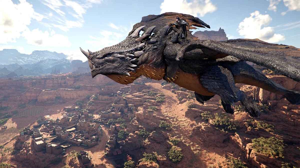 Protagonista di Crimson Desert vola in sella a una grande creatura alata sopra un paesaggio desertico e roccioso, con un villaggio visibile in basso.