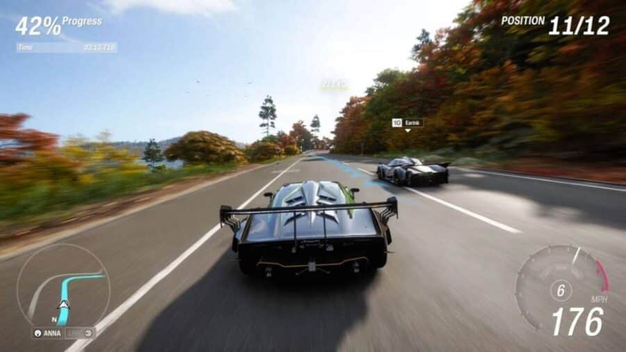 Una hypercar nera sfreccia su una strada alberata durante una gara in Forza Horizon 6, con HUD visibile, avversario poco più avanti e velocità oltre 170 mph.