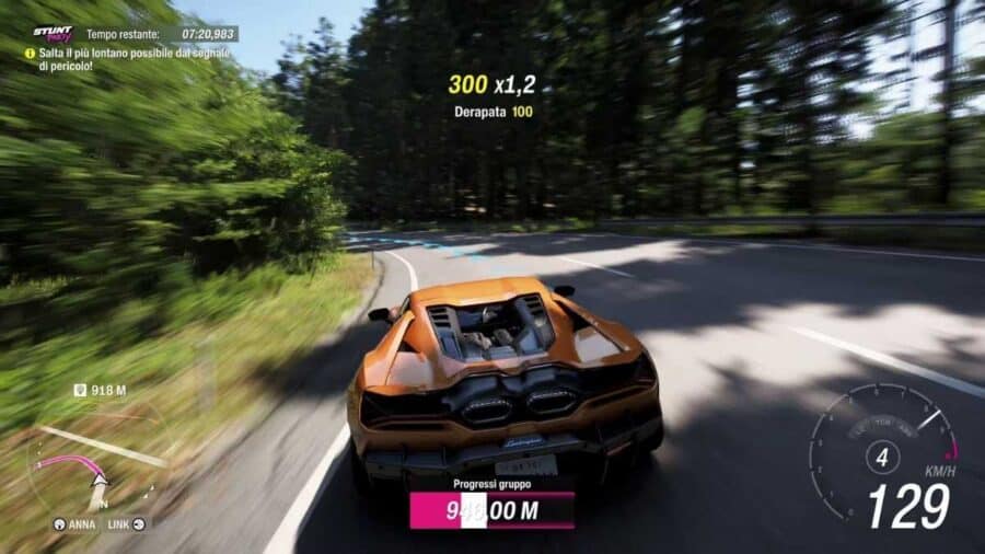 Supercar arancione affronta una curva veloce in un tratto boschivo, con indicazioni di punteggio e derapata mostrate a schermo.