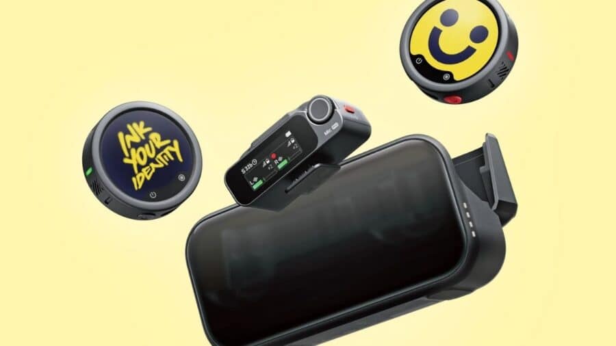 Ricevitore Insta360 Mic Pro montato su uno smartphone con due trasmettitori wireless rotondi sospesi ai lati su sfondo chiaro.
