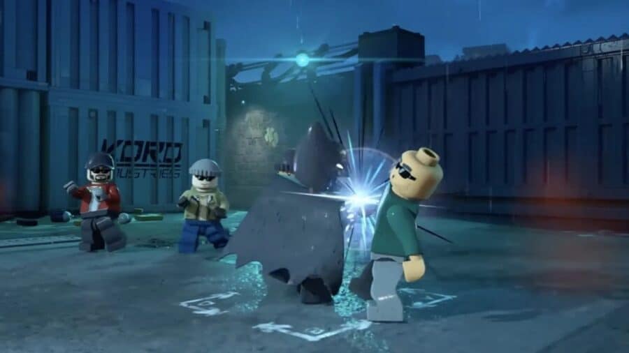 Batman combatte alcuni criminali sotto la pioggia in LEGO Batman L’Eredità del Cavaliere Oscuro, durante una sequenza d’azione in stile free-flow.