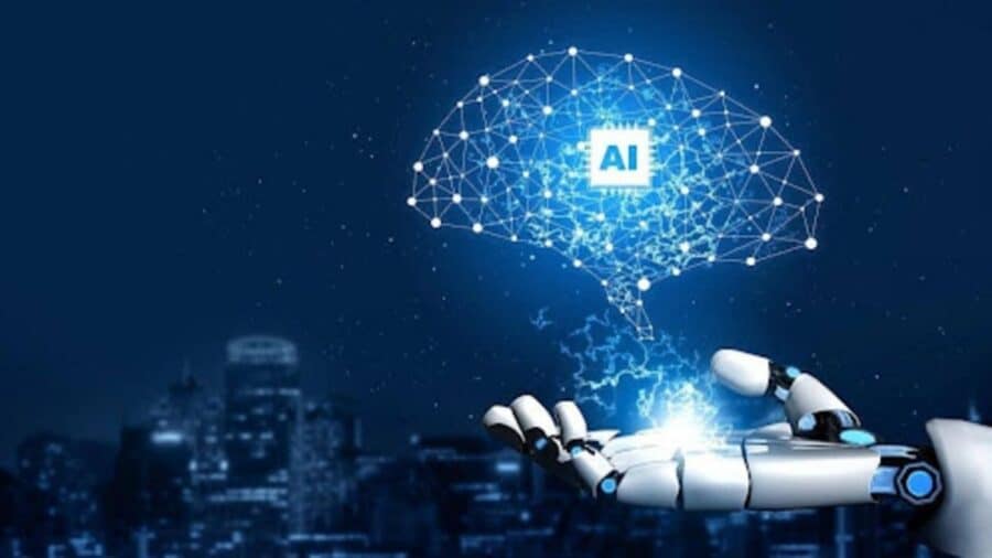 Una mano robotica aperta sorregge un cervello digitale luminoso con la scritta AI, davanti a uno skyline urbano notturno.