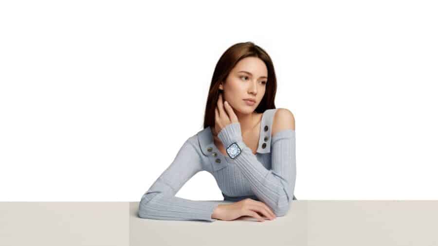 Redmi Watch 6 Glacier Blue abbinato a outfit casual