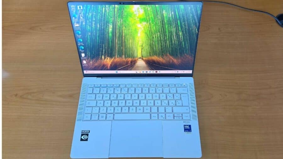 ASUS ExpertBook Ultra B9406CAA aperto con display OLED Tandem acceso e tastiera italiana con badge Intel Core Ultra 7