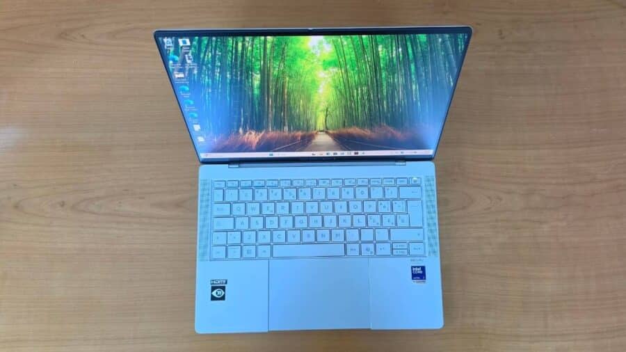 ASUS ExpertBook Ultra B9406CAA vista dall'alto con display OLED acceso, tastiera completa e touchpad haptic