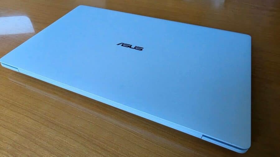 ASUS ExpertBook Ultra B9406CAA coperchio in lega magnesio-alluminio con finitura nano-ceramica colore Morn Grey