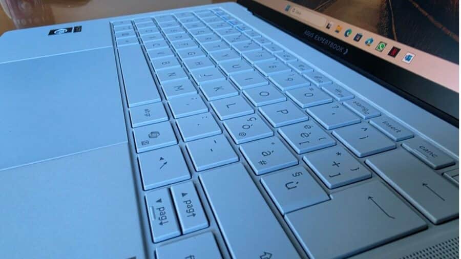 ASUS ExpertBook Ultra B9406CAA tastiera a isola con tasti retroilluminati vista laterale ravvicinata