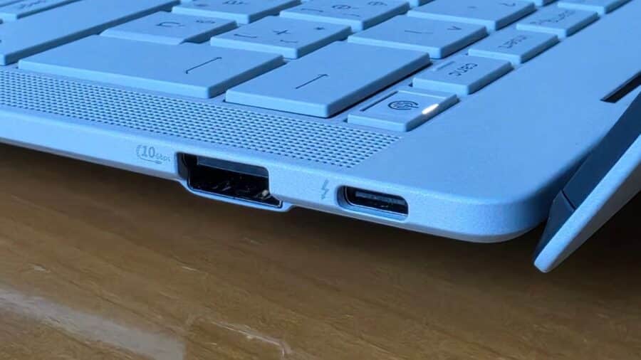 ASUS ExpertBook Ultra porte lato destro con USB-A 3.2 Gen 2 e Thunderbolt 4 USB-C