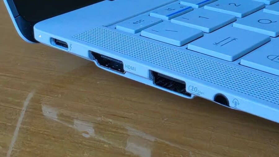ASUS ExpertBook Ultra porte lato sinistro con Thunderbolt 4, HDMI 2.1, USB-A 3.2 e jack audio combo