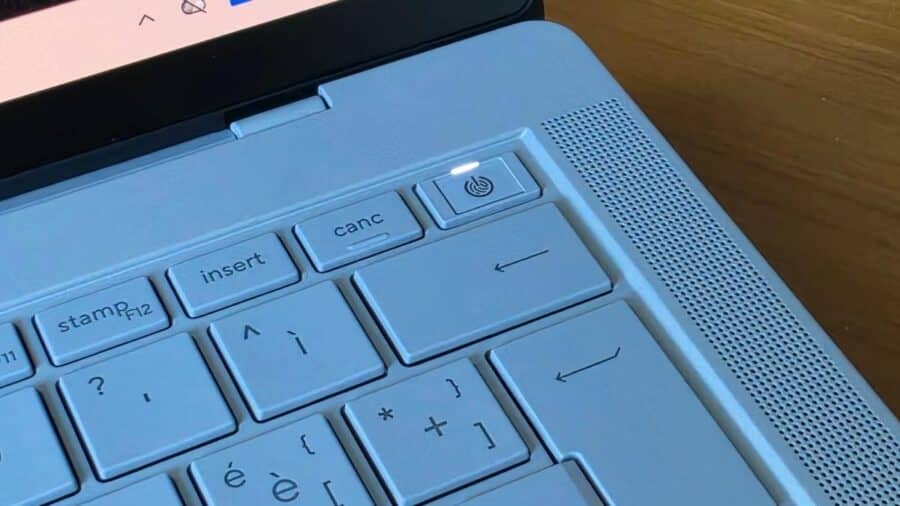 ASUS ExpertBook Ultra tasto di accensione con lettore impronte digitale e griglia altoparlante laterale