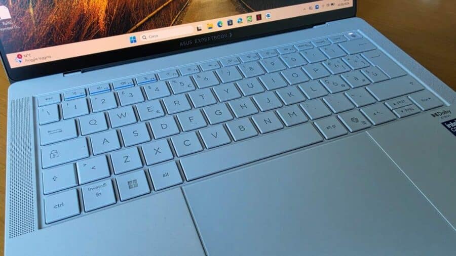 ASUS ExpertBook Ultra tastiera italiana completa con touchpad haptic e display OLED acceso con Windows 11