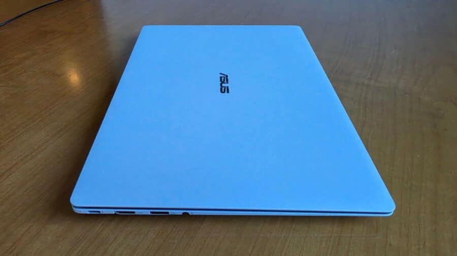 ASUS ExpertBook Ultra B9406CAA profilo laterale che mostra spessore minimo e porte lato sinistro