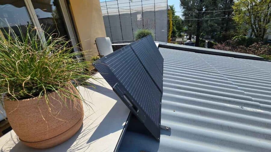 Bluetti MP200 pannello solare portatile da 200W posizionato inclinato su un terrazzo con cavalletto regolabile