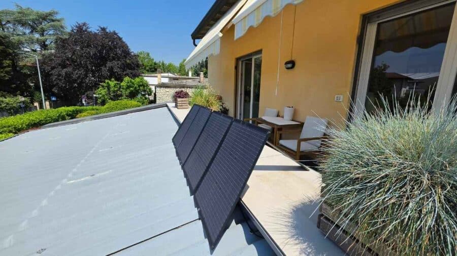 Bluetti MP200 pannello solare da 200W aperto e inclinato su un terrazzo in piena luce solare diretta