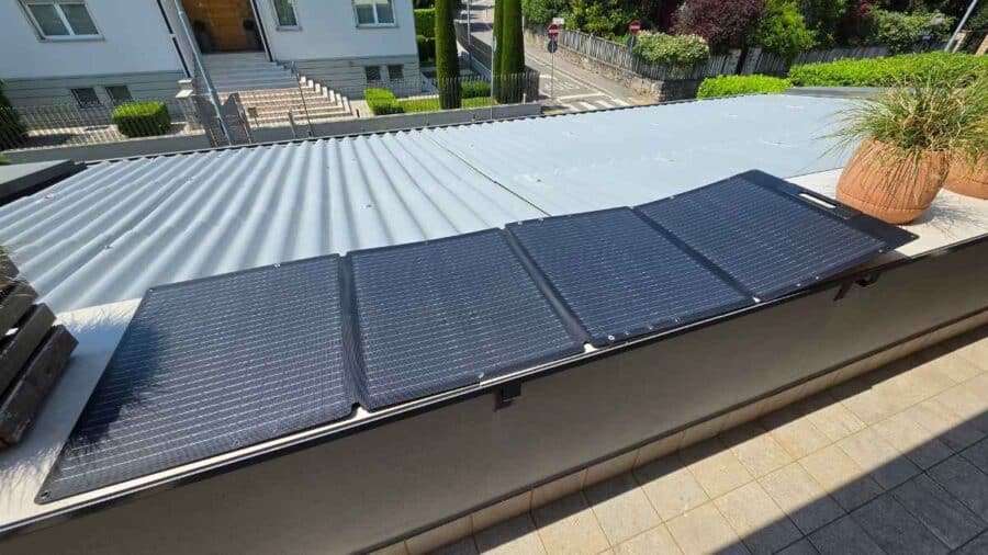 Bluetti MP200 completamente aperto e disteso in piano sul terrazzo, quattro celle solari monocristalline visibili
