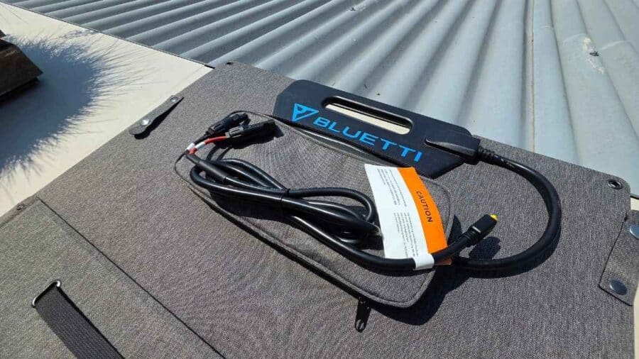 Dettaglio della borsa porta-cavi integrata nel Bluetti MP200 con connettore MC4 e cavi riposti