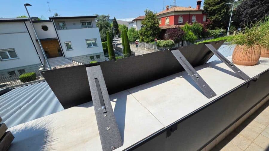 Retro del Bluetti MP200 con i cavalletti metallici regolabili dispiegati per l'inclinazione ottimale
