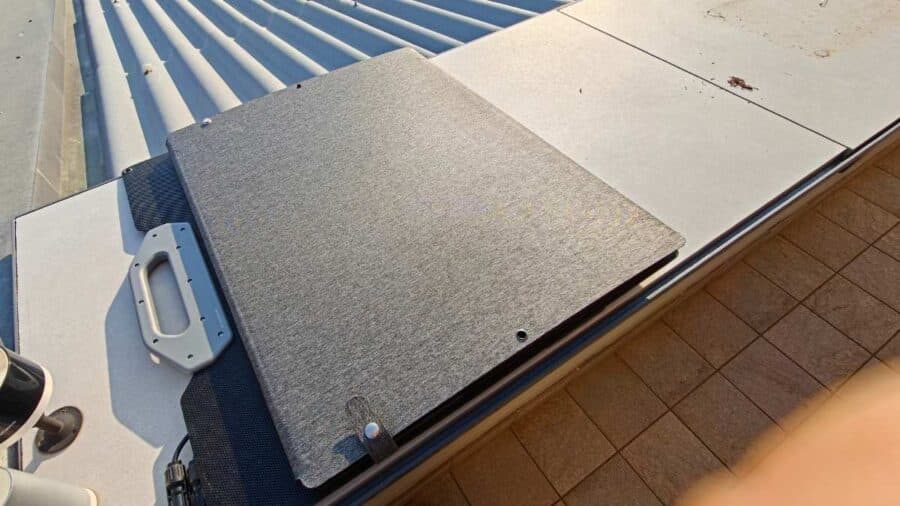 Pannello solare DJI chiuso e ripiegato su superficie piana, maniglia grigia visibile