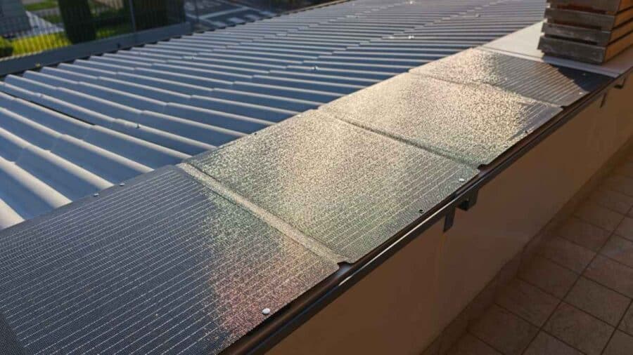Pannello solare DJI aperto e dispiegato su terrazza in piena luce solare