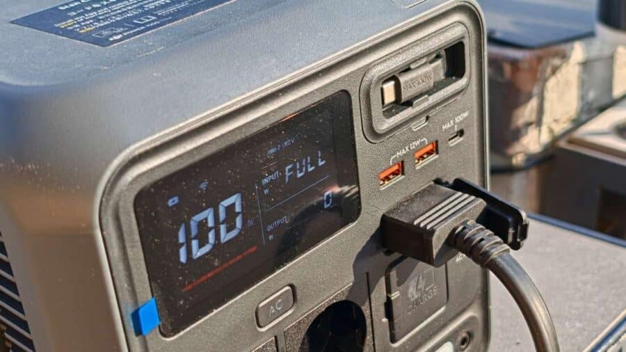 DJI Power 1000 Mini display al 100% con cavo retrattile USB-C estratto e porte USB visibili