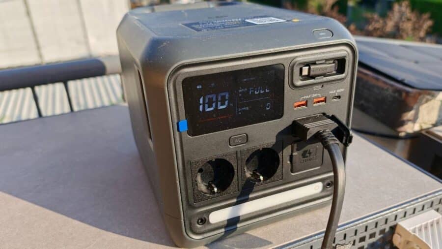 DJI Power 1000 Mini vista frontale completa con display 100% e cavo di ricarica collegato