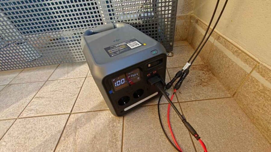DJI Power 1000 Mini con cavi rosso e nero per ricarica da batteria auto collegati alla porta SDC