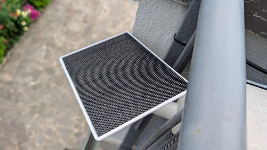 Pannello solare da 3W della eufyCam C37 di eufy Security, vista dall'alto, con cornice bianca e celle fotovoltaiche nere