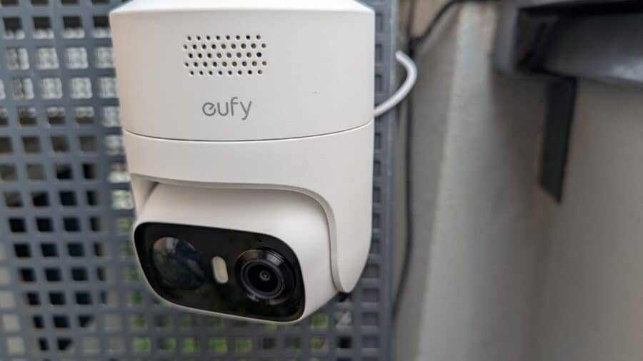 eufyCam C37 di eufy Security vista frontale, con doppio obiettivo e spotlight LED integrato, montata su rete metallica esterna