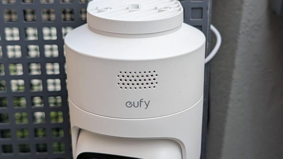 Dettaglio parte superiore della eufyCam C37 con griglia altoparlante, logo eufy e sistema di aggancio rotante a 360°